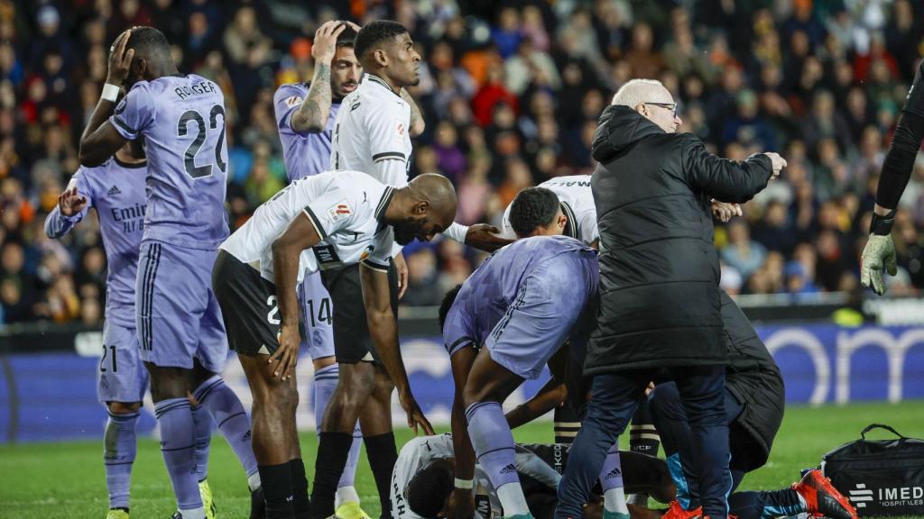 Los jugadores de Valencia y Real Madrid reaccionan a la grave lesión de Diakhaby