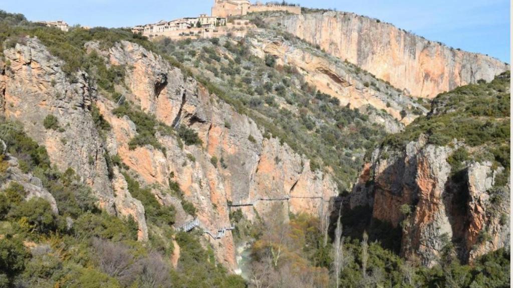 Paisaje y sendero de las pasarelas de Alquézar.