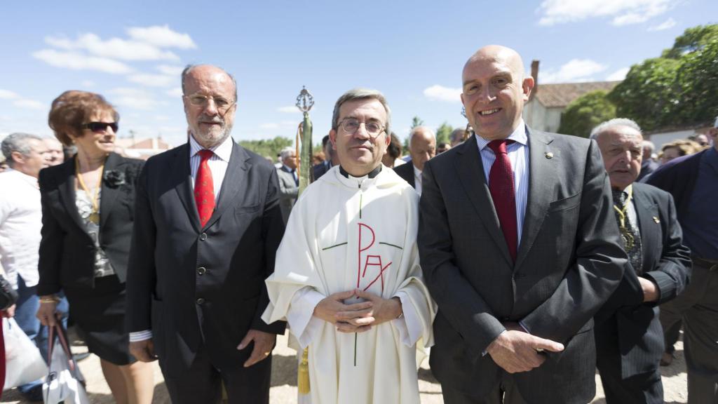 Misa celebrada en la ermita de San Isidro con motivo de la festividad del patrón de los agricultores. En la imagen (I a D), Javier León de la Riva, exalcalde de Valladolid, y Luis Arguello y Jesús Julio Carnero, actual alcalde de Valladolid