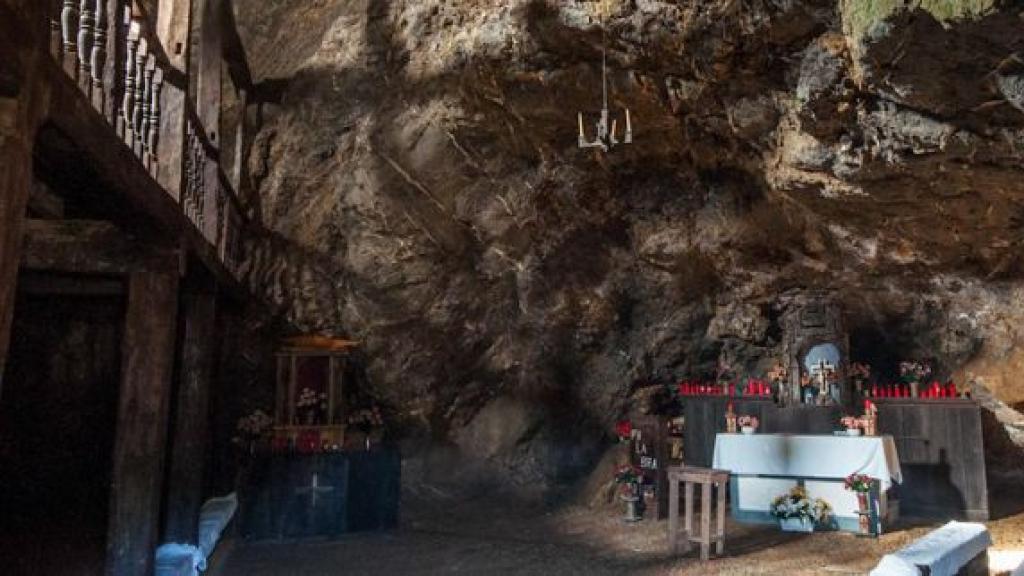 Interior de la ermita de Sata Justa.