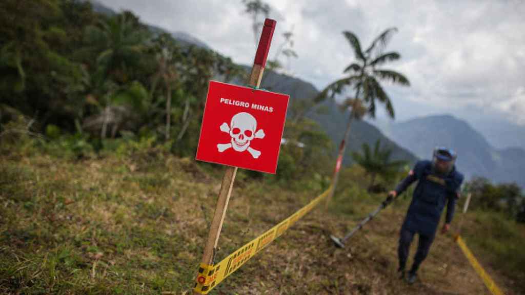 Un miembro del Ejército Nacional en un ejercicio de demostración de detección de minas en El Congal, Colombia.