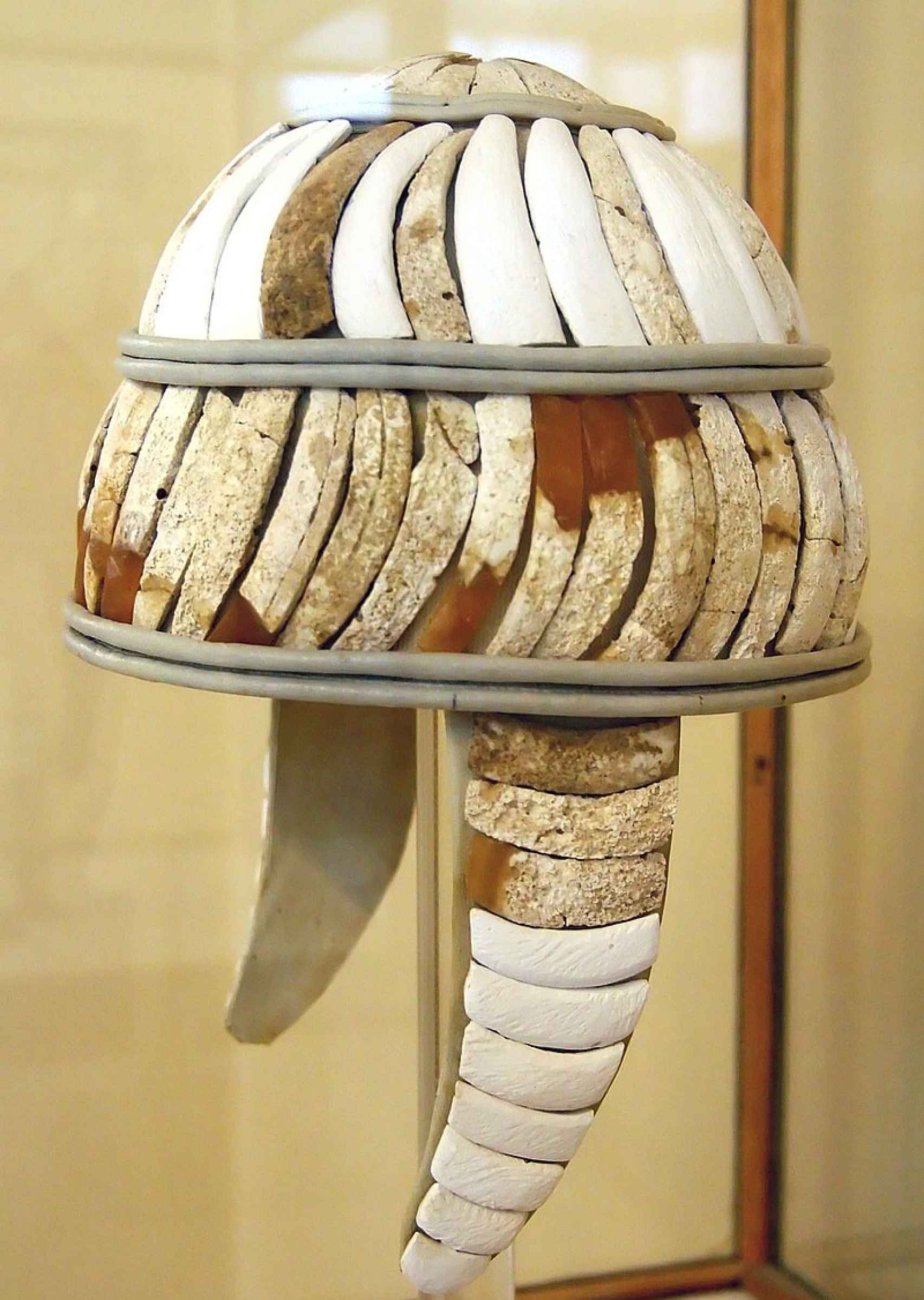 Casco de colmillos de jabalí usado por los guerreros micénicos. conservado en el Museo Arqueológico de Heracleón.