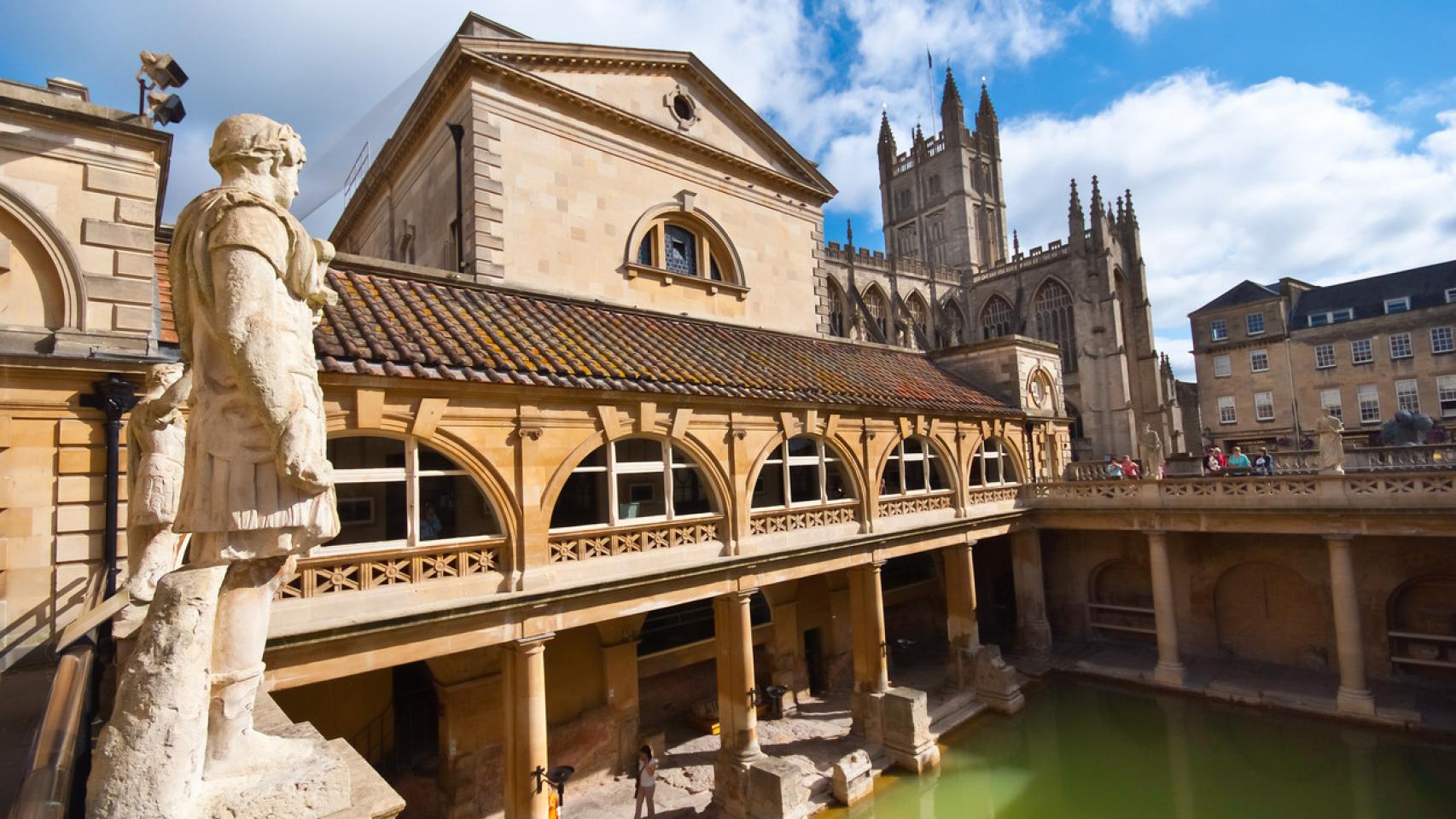 Algunas de las estatuas visibles en las termas romanas de Bath.