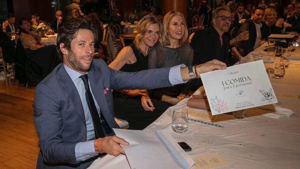 José Antonio Canales Rivera en la cena de la revista 'Madrid Magazine' junto a su ilusión, Regina García.