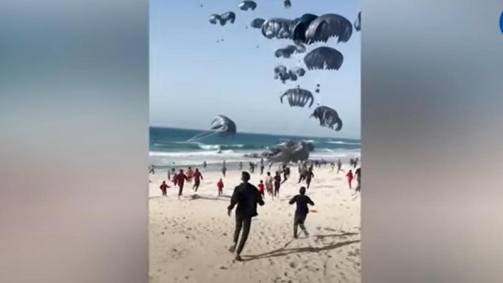 Momento en el que EEUU lanza lotes de alimentos en Gaza desde varios aviones.