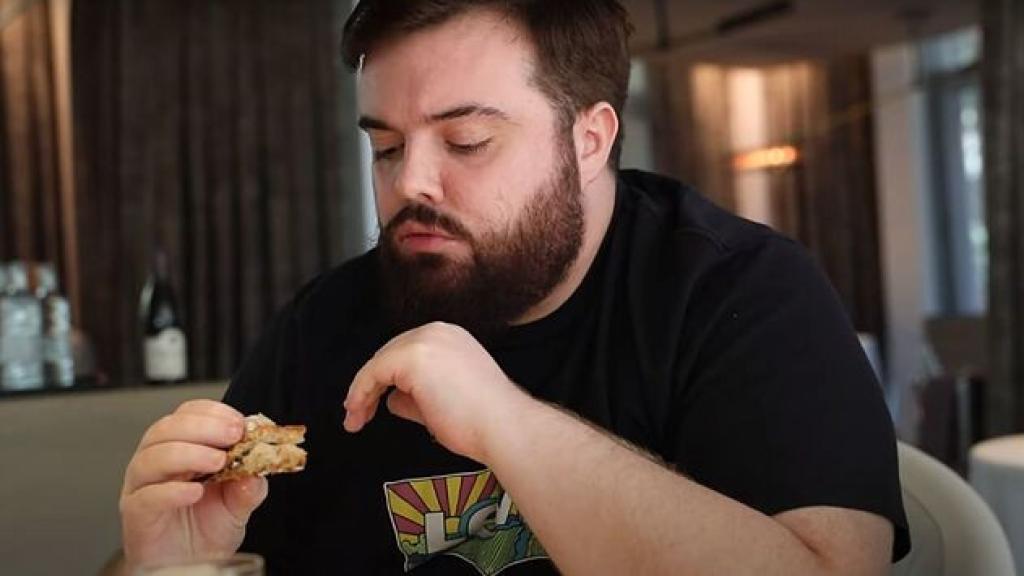 Clip de uno de los vídeos de Ibai Llanos cenando en un restaurante.