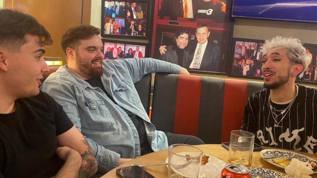 Ibai Llanos cenando con Paul Thin y otros amigos.