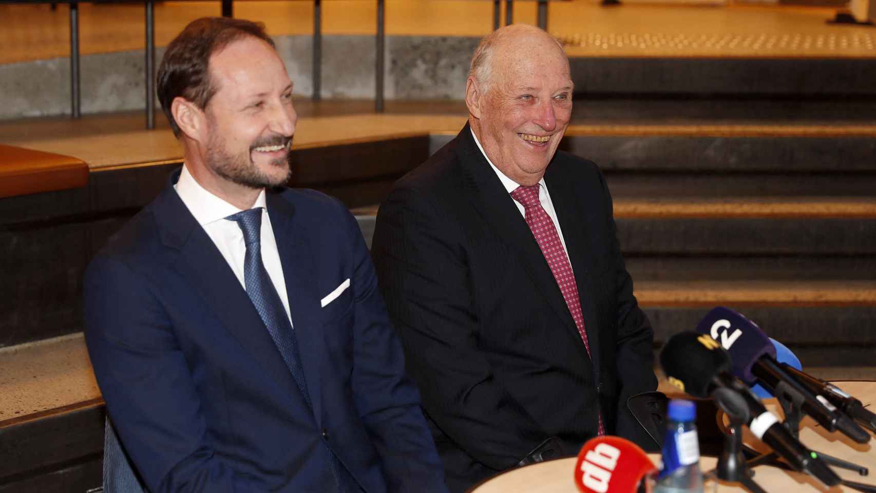 Haakon y Harald de Noruega en una rueda de prensa en enero de 2024.