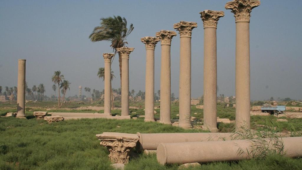 Restos de la basílica romana en Hermópolis Magna