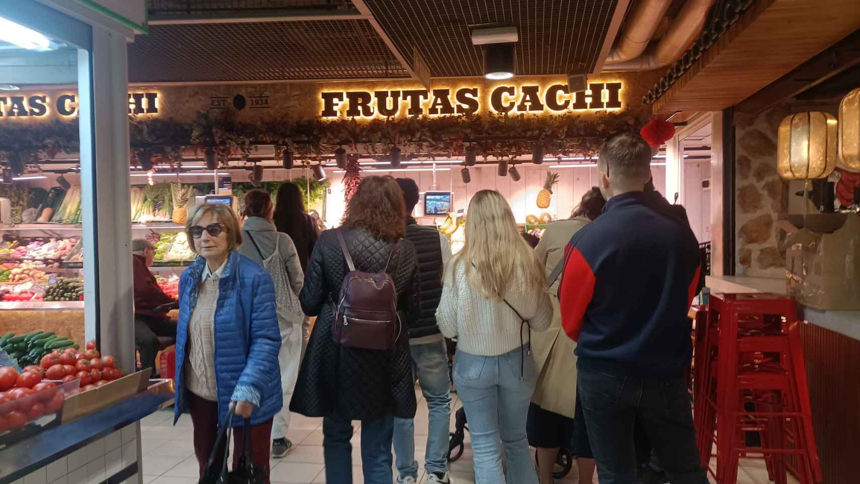 Varios clientes hacen cola para comprar en Frutas Cachi.