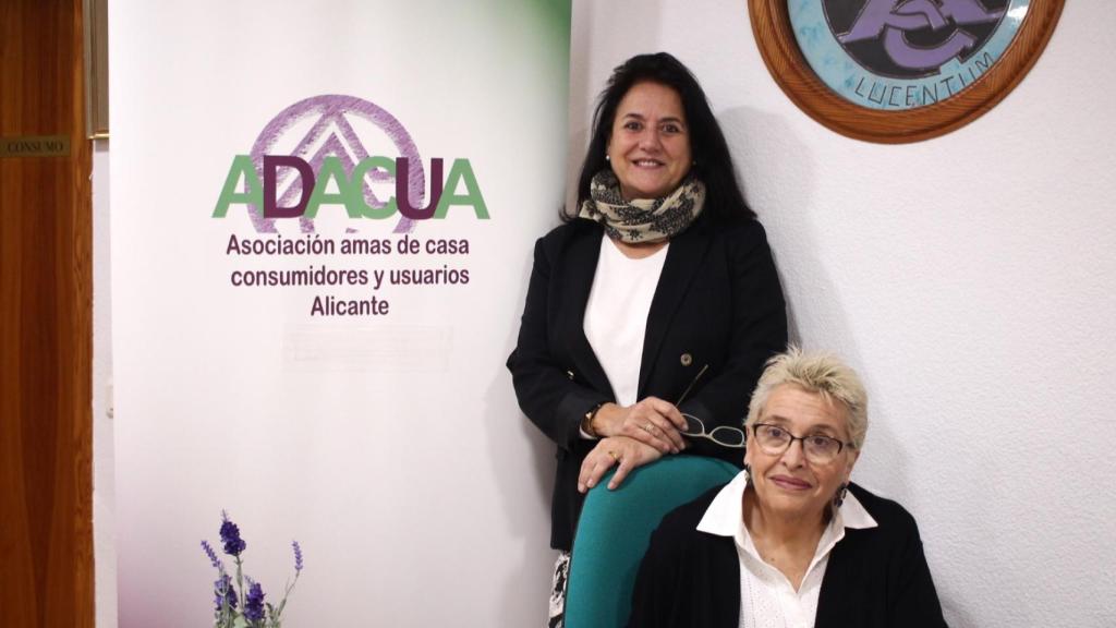 La gestora María José Sánchez y la voluntaria Pepi.