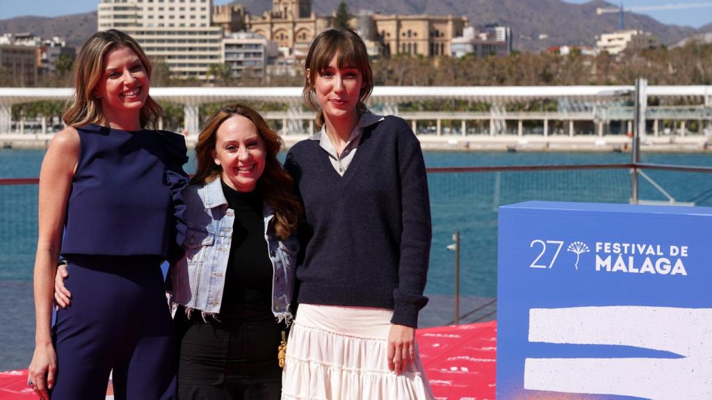 Directora y actrices de La Mujer Dormida