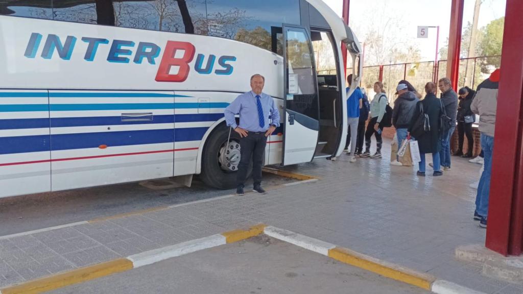 Domingo, este martes, junto a su autobús tras cubrir un trayecto.