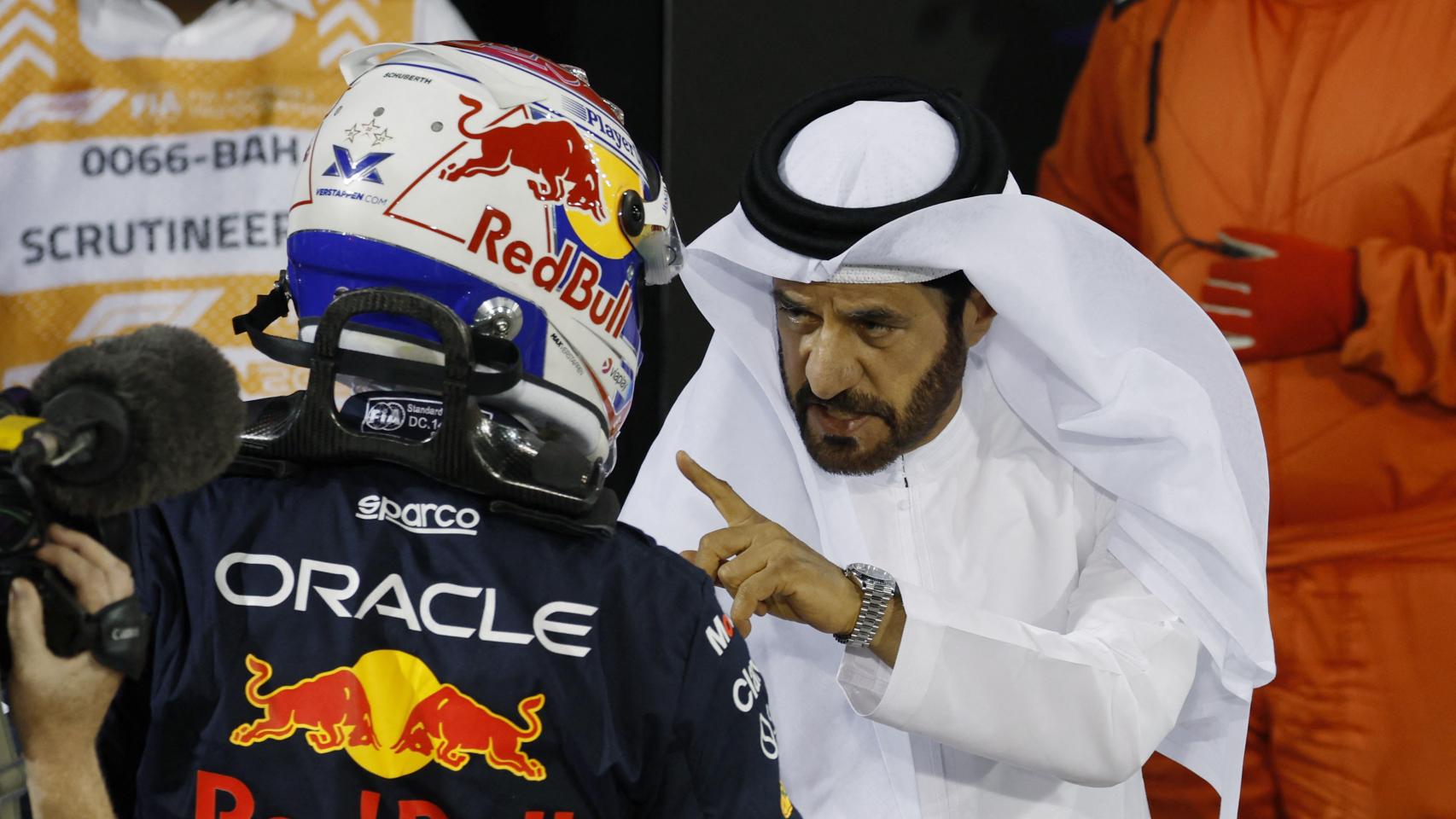 Ben Sulayem, presidente de la FIA, dialoga con Max Verstappen en el GP de Baréin.