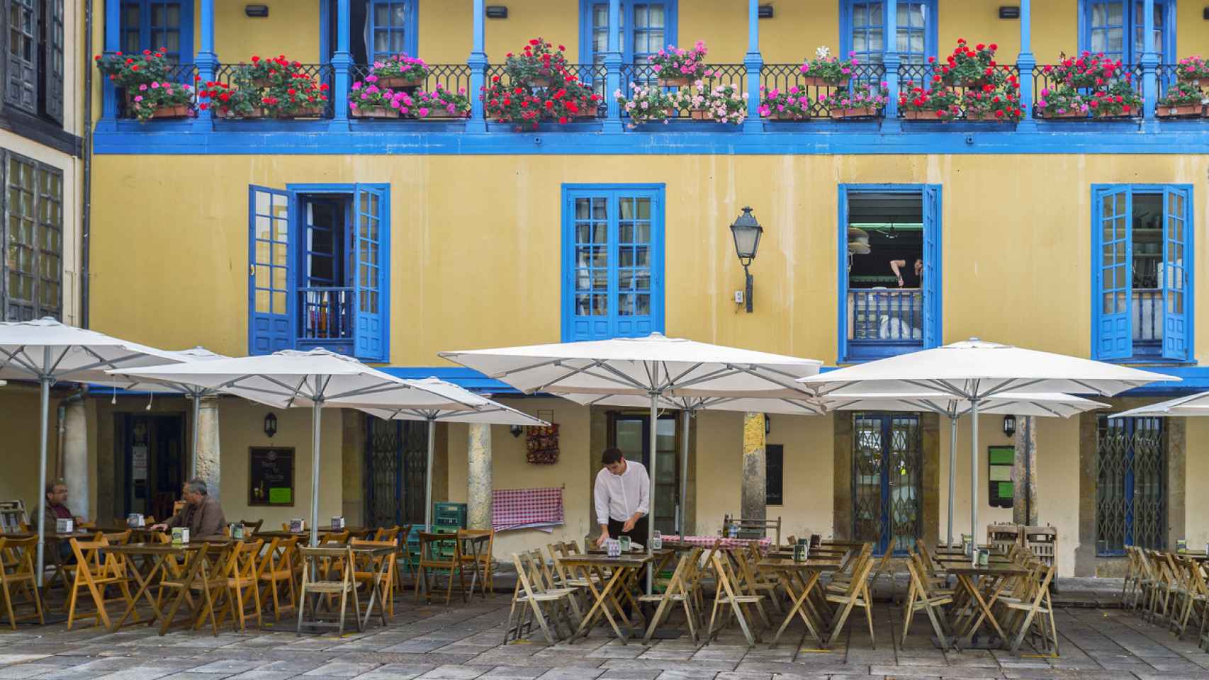 Una terraza de un bar de Oviedo.