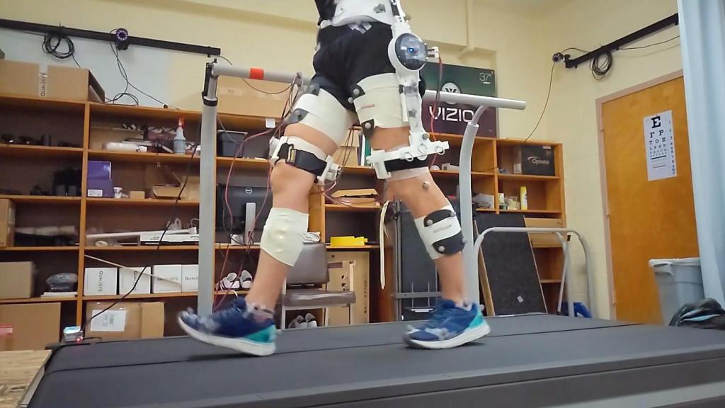 Exoesqueleto equipado en un usuario.