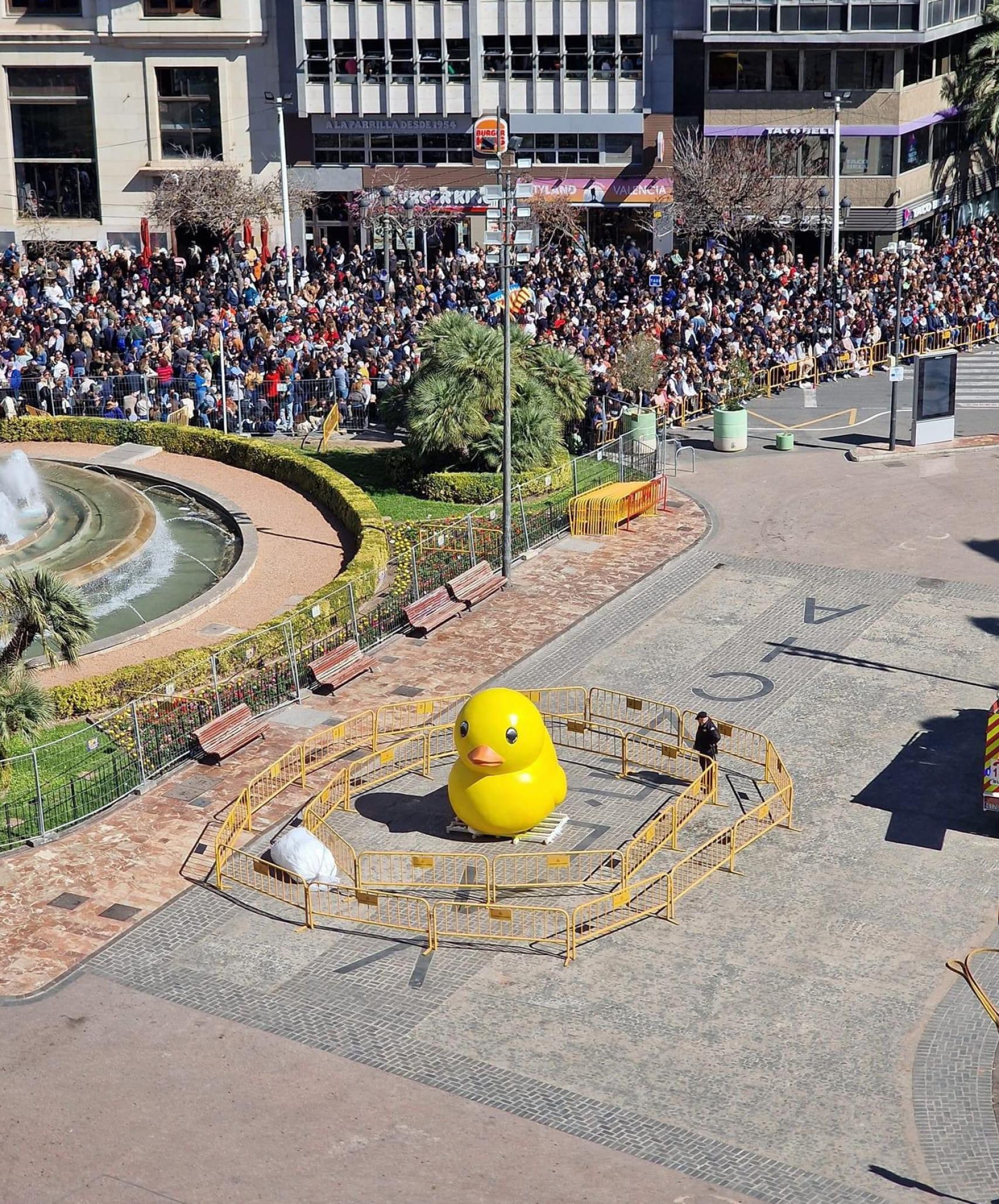 El pato de goma amarillo, la primera figura de la Falla Municipal. EE