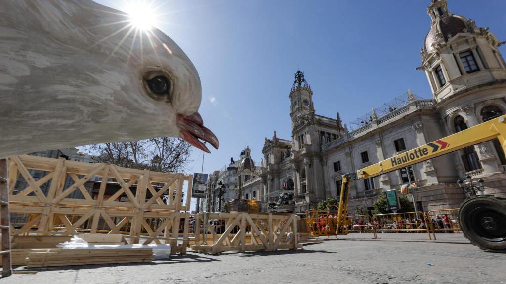 Cabeza de una de las palomas, pieza principal de la Falla Municipal de Valencia. Efe / Manuel Bruque