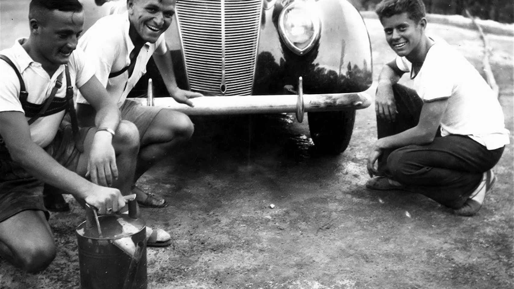 Kennedy (derecha),  en una parada en una carretera alemana