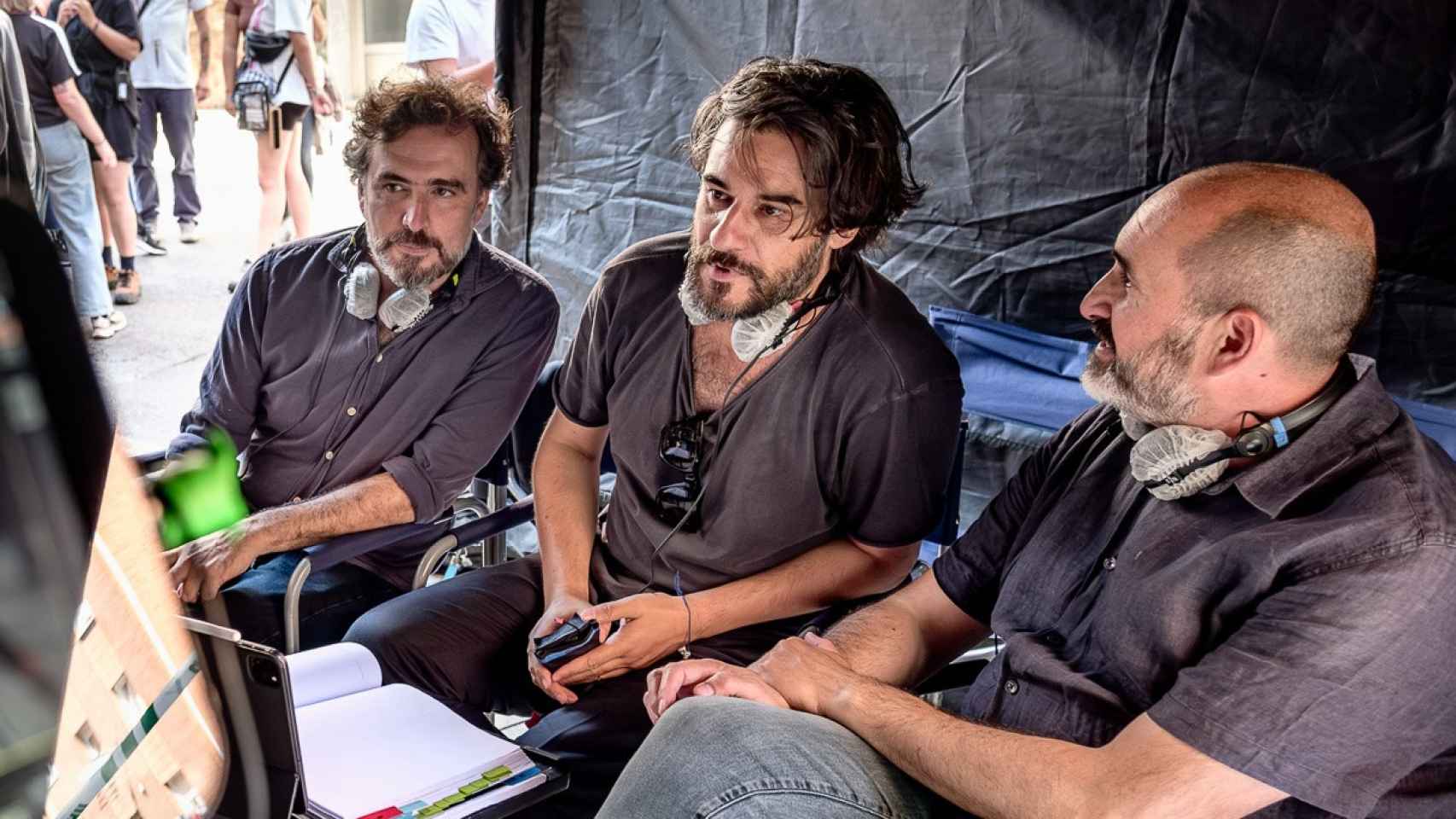 Los directores de la serie junto al periodista y escritor Manuel Jabois (centro). Foto: Guillermo Gumiel