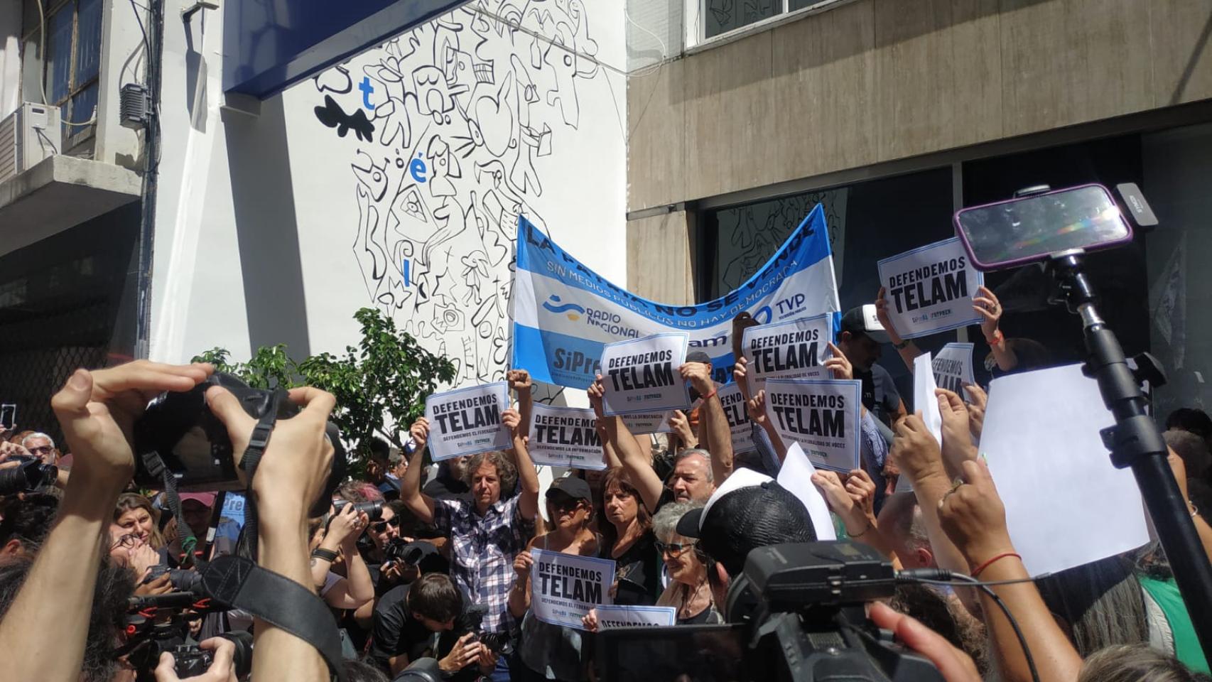 Varios trabajadores de Télam protestan frente al edificio de la agencia en Buenos Aires el 4 de marzo.