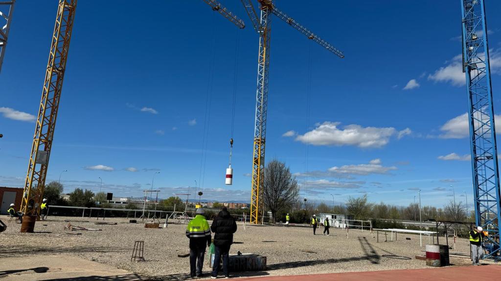 En el CEIF, en Fuenlabrada, donde los aspirantes a operador de grúa torre hacen sus clases prácticas.
