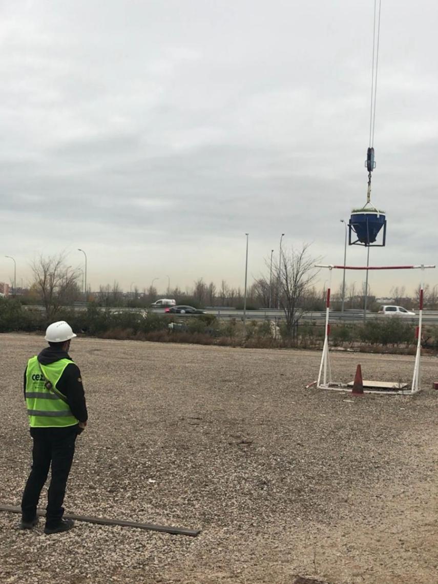 Alumnos durante las prácticas para ser operado de grúa torre.