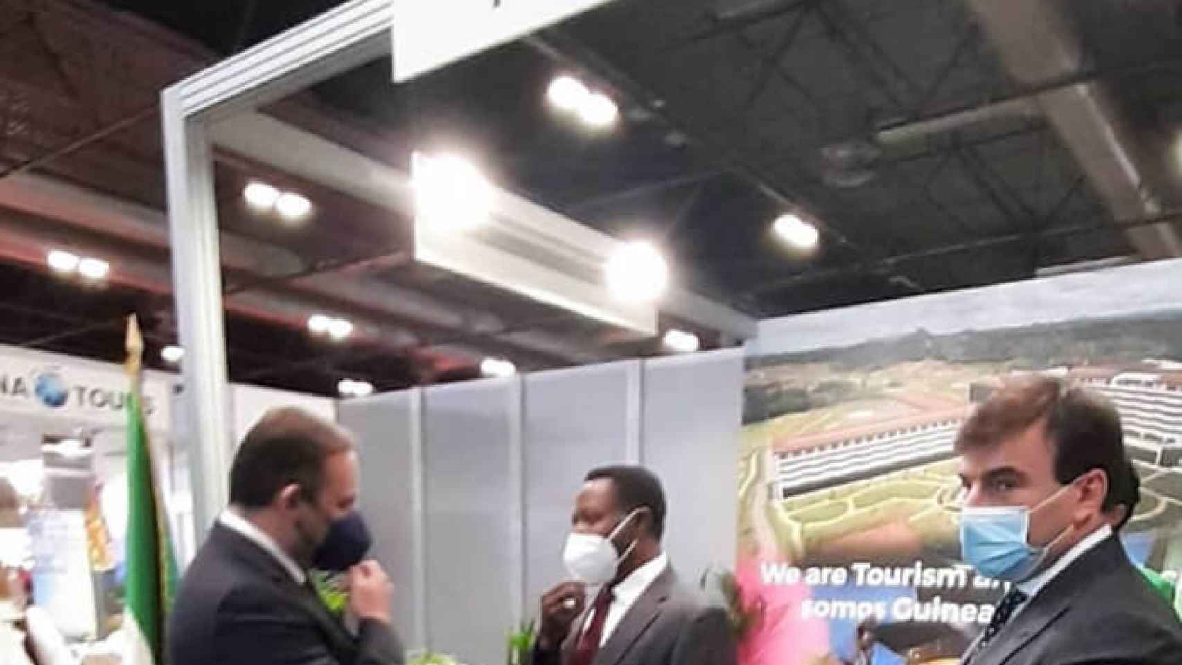 Ábalos y Palomo, en el 'stand' de Fitur de Guinea Ecuatorial, en 2021, junto al embajador del país.