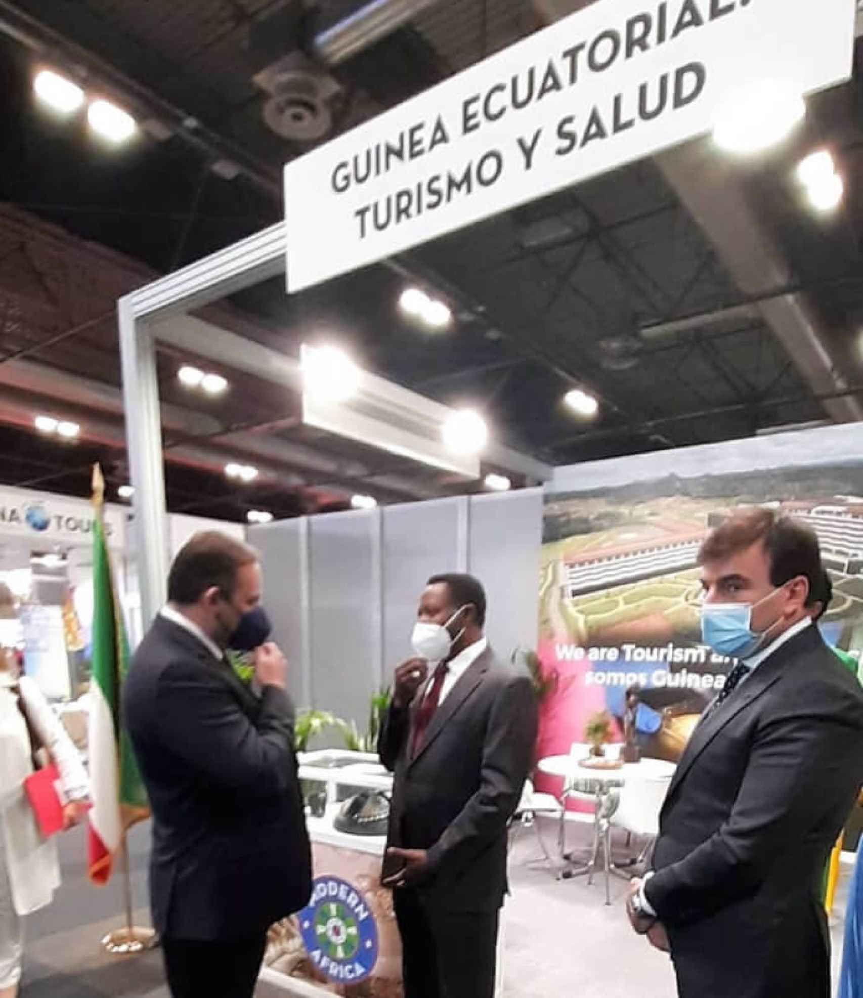 Ábalos y Palomo, en el 'stand' de Fitur de Guinea Ecuatorial, en 2021.