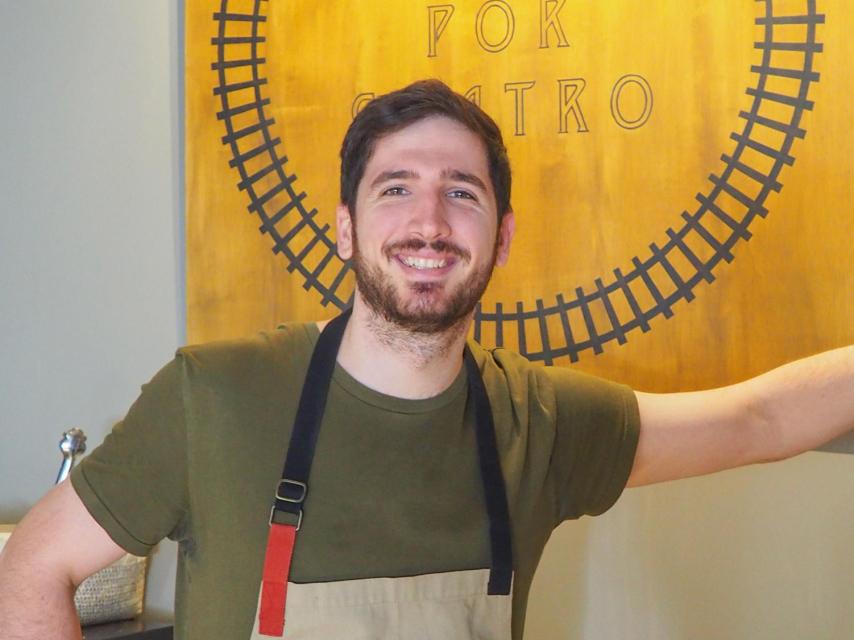 Alex Mugarán en su restaurante Tres por Cuatro.