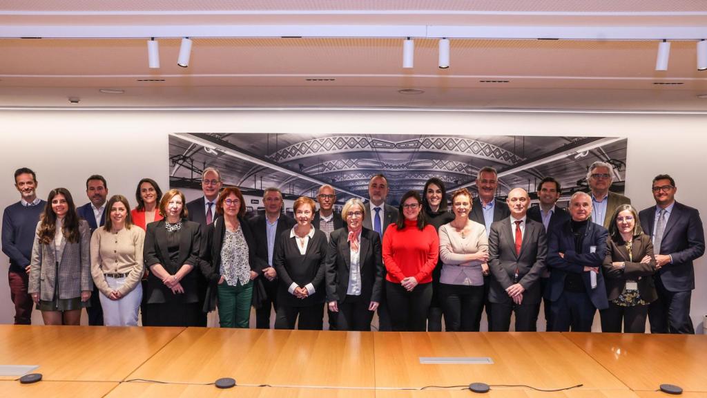 Las compañías en la firma del acuerdo este lunes.