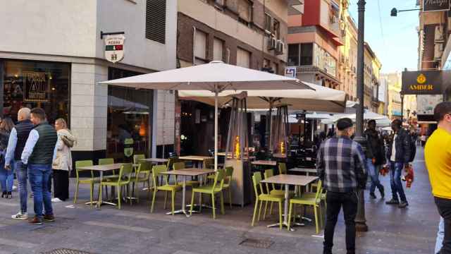 Las terrazas de restaurantes y bares de la calle Castaños de Alicante.