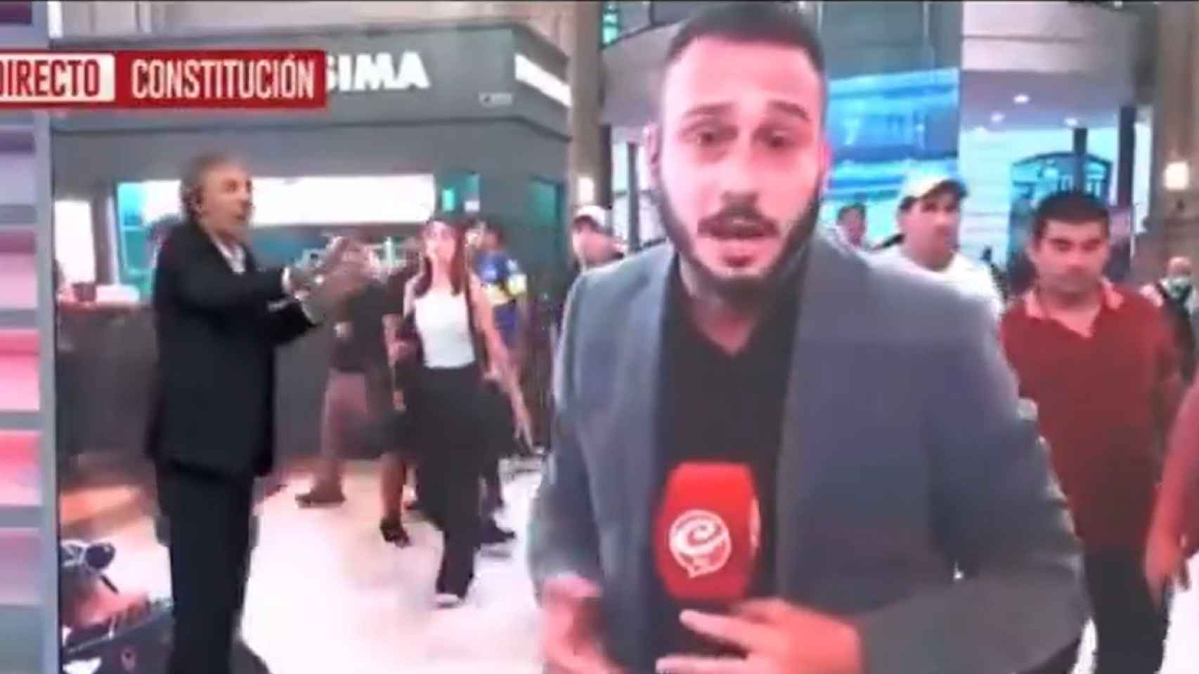 El momento viral de un reportero de la TV argentina que destapa las condiciones de trabajo precarias que tiene
