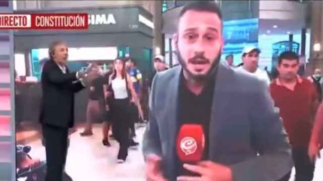 El momento viral de un reportero de la TV argentina que destapa las condiciones de trabajo precarias que tiene