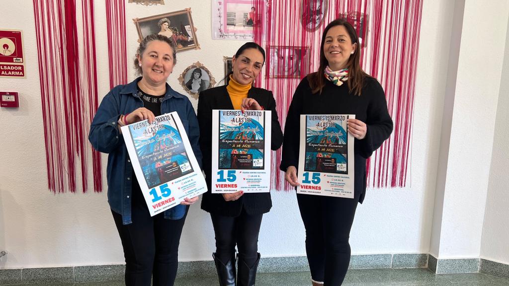 La coordinadora de Cultura, Mª Jesús Moro, acompañada por la técnico municipal, Mercedes Martín y Tamara Navarro, directora de La Cantera y de la escuela municipal de danza de Guijuelo