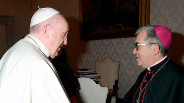 El Papa Francisco saluda a monseñor Argüello