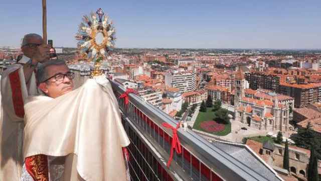 Bendición que imparte desde la torre de la Catedral el arzobispo de Valladolid, con motivo del Año Jubilar Venga tu Reino, concedido por el papa a la Diócesis de Valladolid