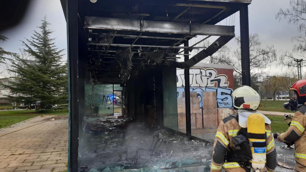 Imagen de la caseta incendiada en el parque de las Norias