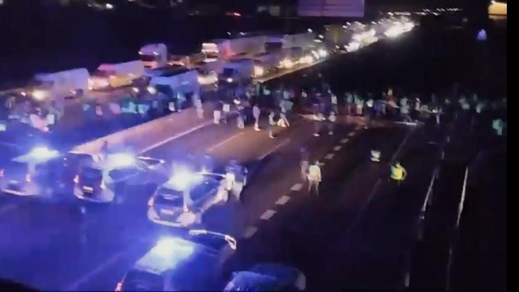 Un grupo de agricultores y ganaderos corta la A-6 en Paradores de Castrogonzalo (Zamora)