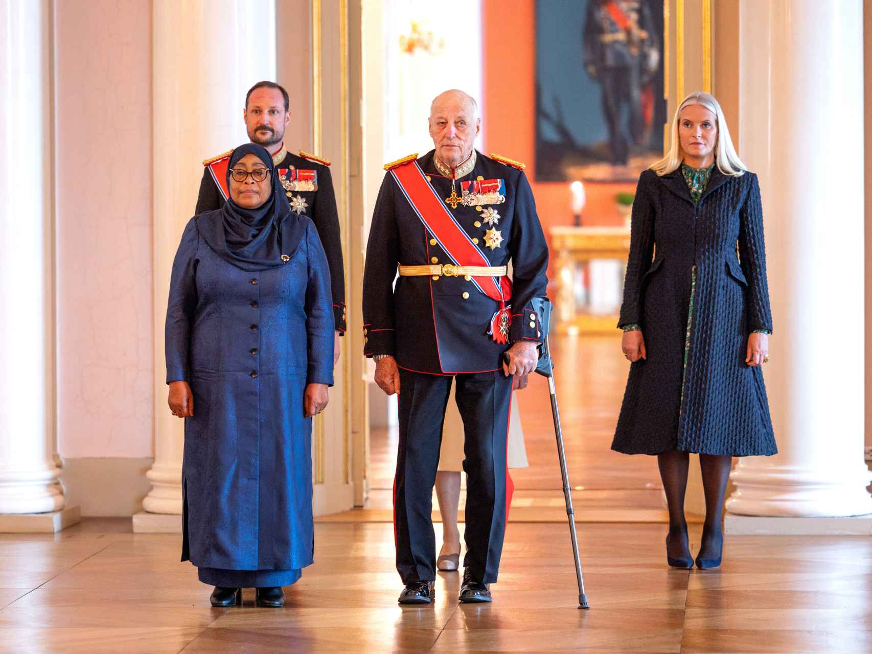 El rey Harald V de Noruega junto a los príncipes Haakon y Mette-Marit.
