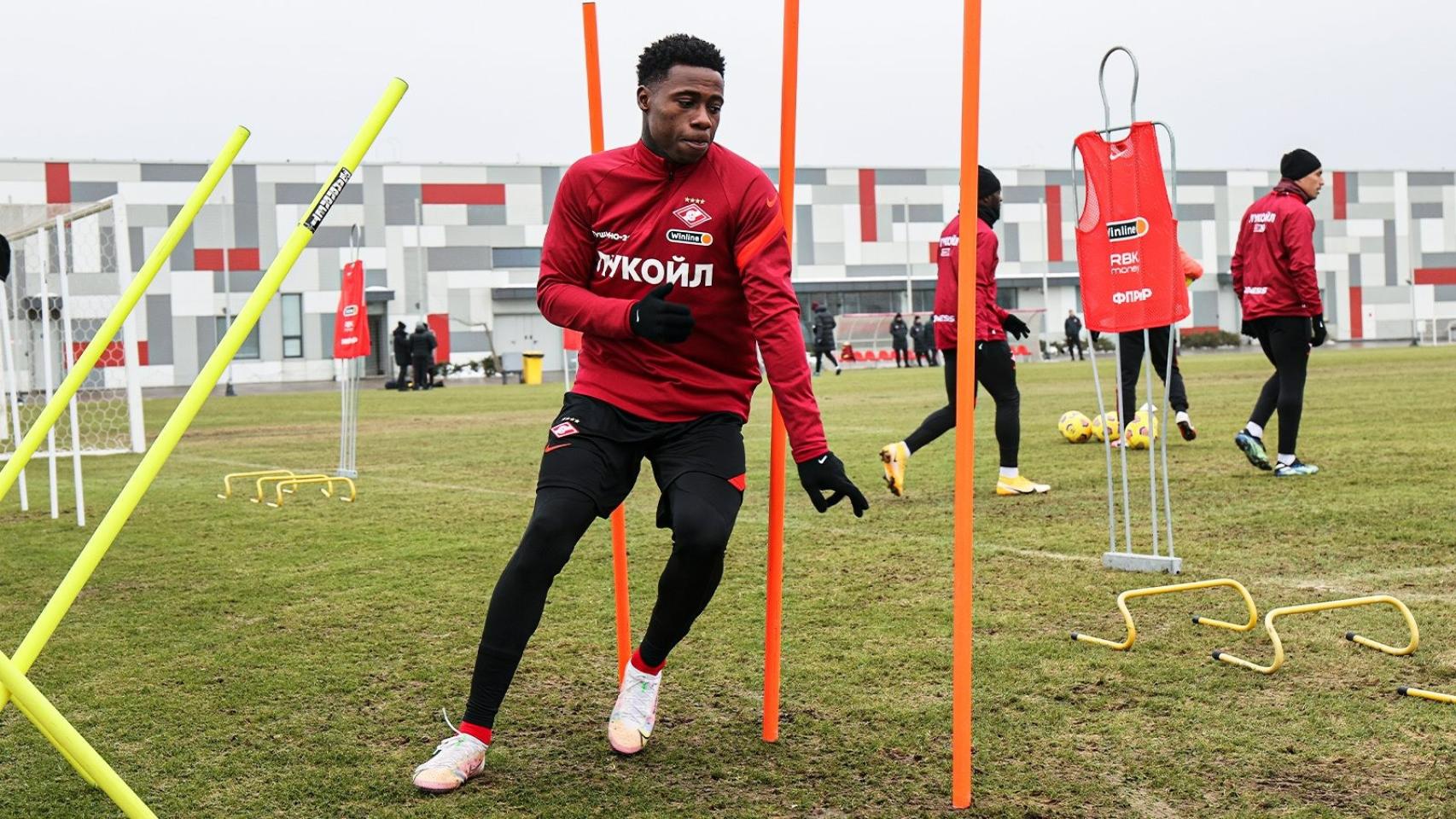 Quincy Promes realiza ejercicios en un entrenamiento con el Spartak de Moscú.