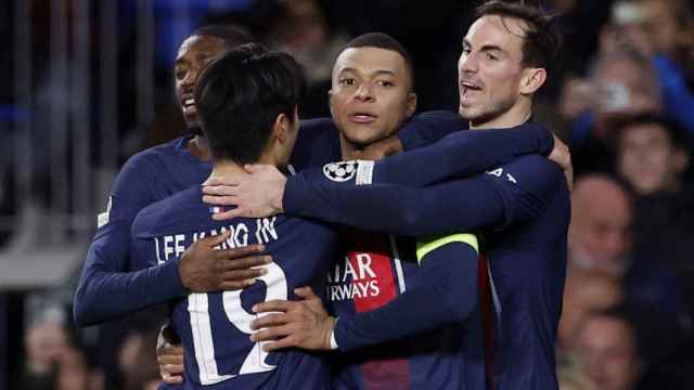 Los jugadores del PSG celebran el segundo gol de Mbappé frente a la Real Sociedad.