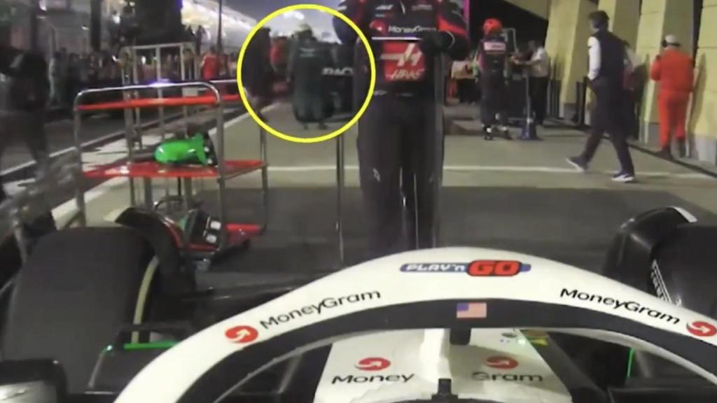 La pillada a Fernando Alonso mientras espía la parte trasera del RB20 de Max Verstappen