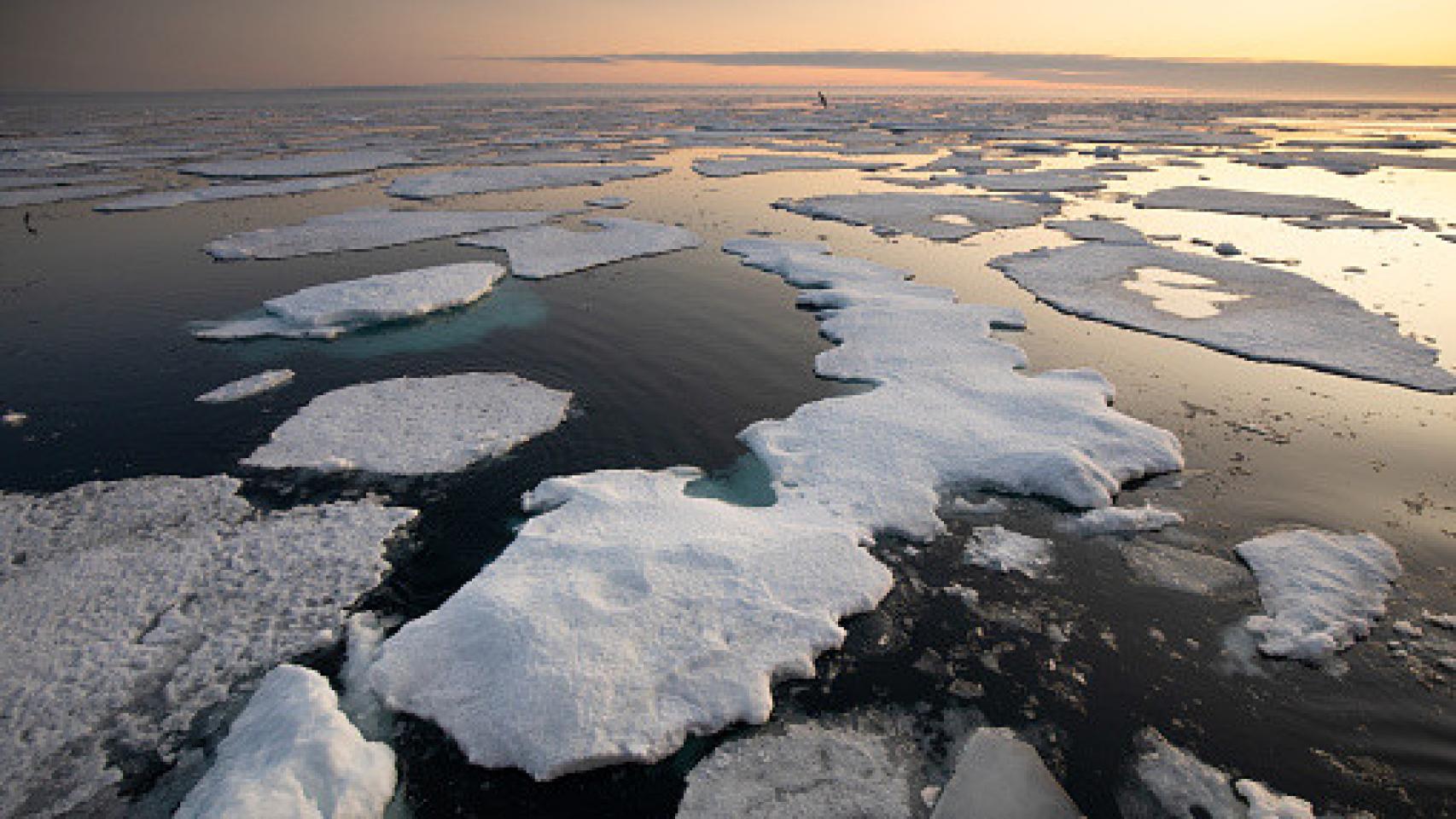 Imagen de archivo del océano Ártico con plataformas de hielo marino.