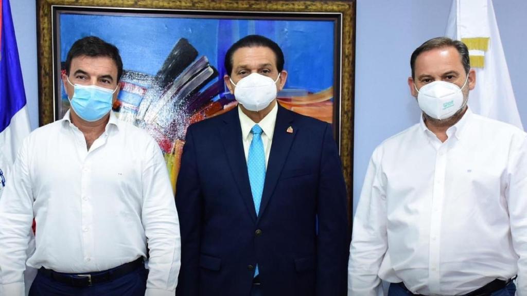 El doctor Palomo y Ábalos, junto a un alto cargo de Salud Pública del Gobierno de la República Dominicana, en agosto de 2021.