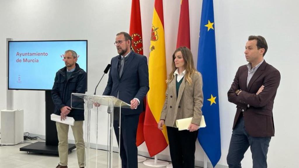 El concejal de Desarrollo Urbano, José Guillén, durante la rueda de prensa de este lunes, acompañado por la vicealcaldesa, Rebeca Pérez, el gerente de Urbamusa, Alberto Perez-Albacete (dcha.) y el jefe del Servicio de Desarrollo Urbano, Salvador Benimeli (izda).
