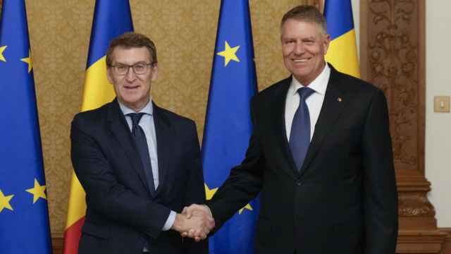 El presidente del PP, Núñez Feijóo, con el presidente de Rumanía, Klaus Werner Lohannis, este martes en Bucarest.