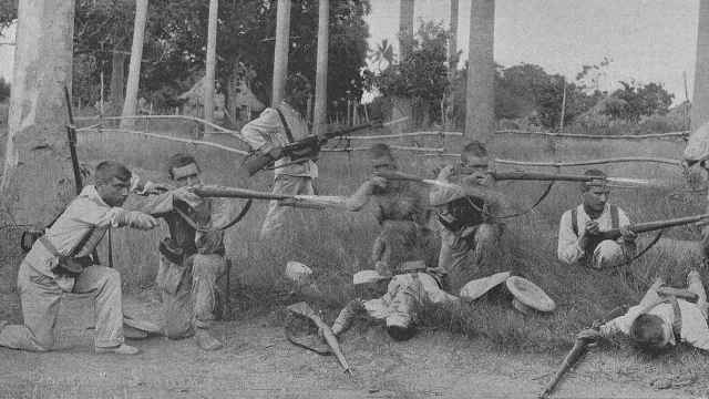 El sargento De Sigüenza y sus tropas se desempeñan con ahínco en el combate de Ceja del Toro, durante uno de los múltiples enfrentamientos de la Guerra de Cuba (1895-1898).