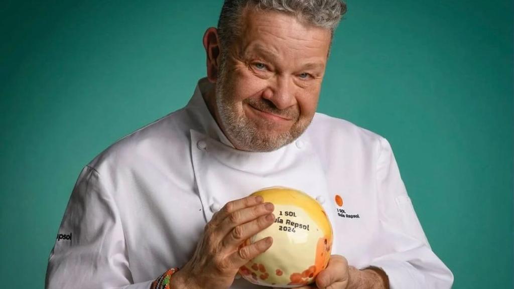 Alberto Chicote muestra el Sol Repsol que consiguió este lunes.