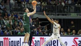 Tyler Kalinoski lanza a canasta en el partido de BCL contra SIG Strasbourg